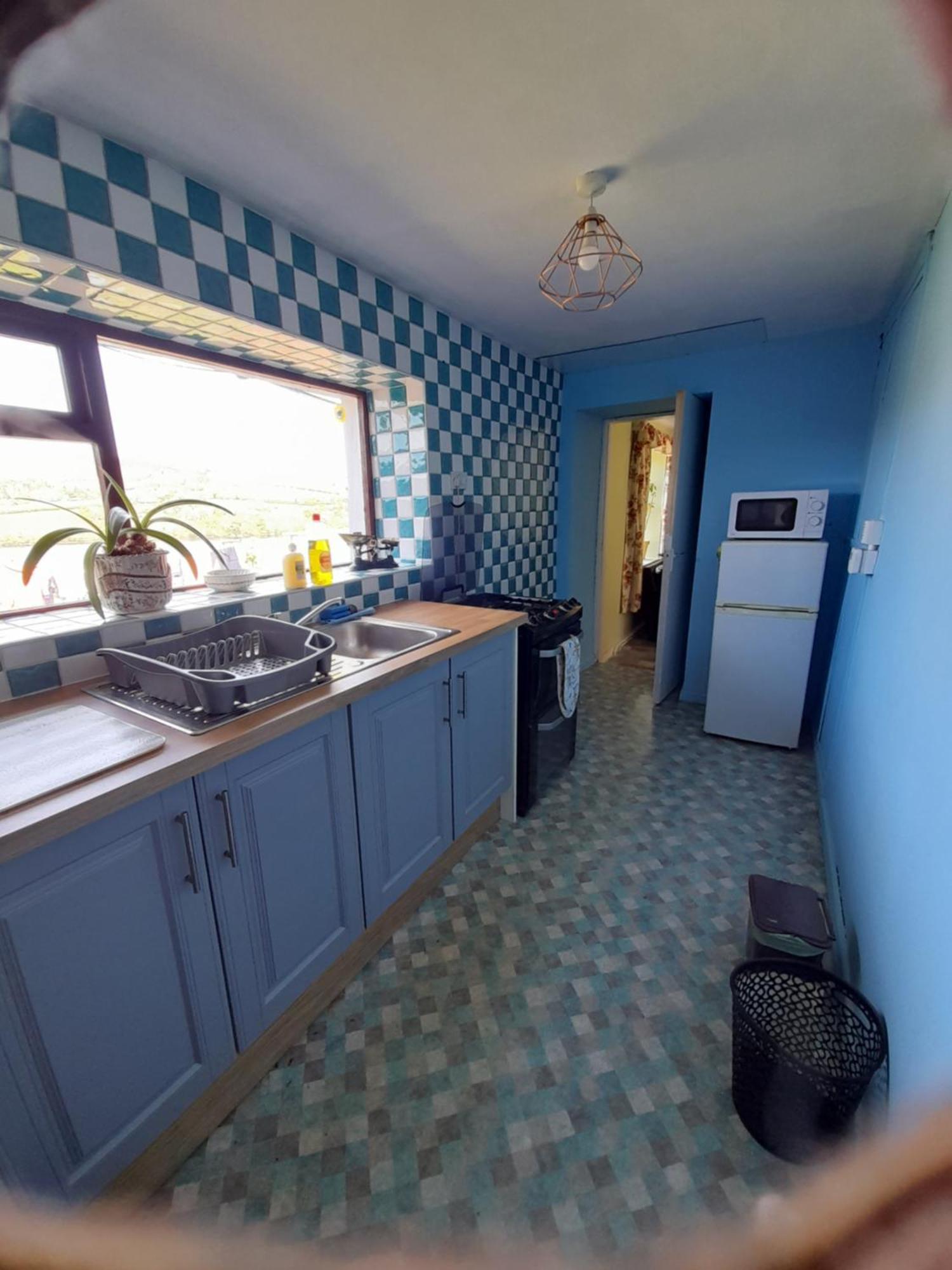 Granny'S Cottage, A Lovely Lakeside Cottage 도니골 외부 사진